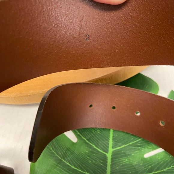 Burberry Wide Leather Belt - Picture 5 of 7